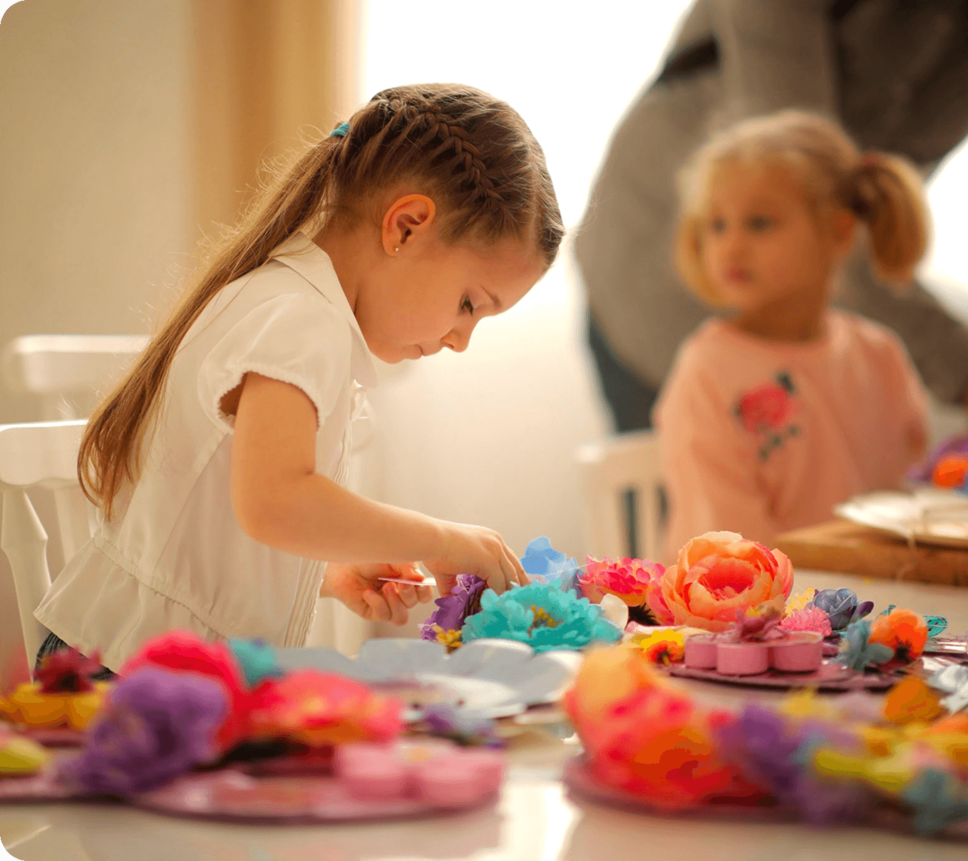 Kinder basteln auf einer Geburtstagsfeier